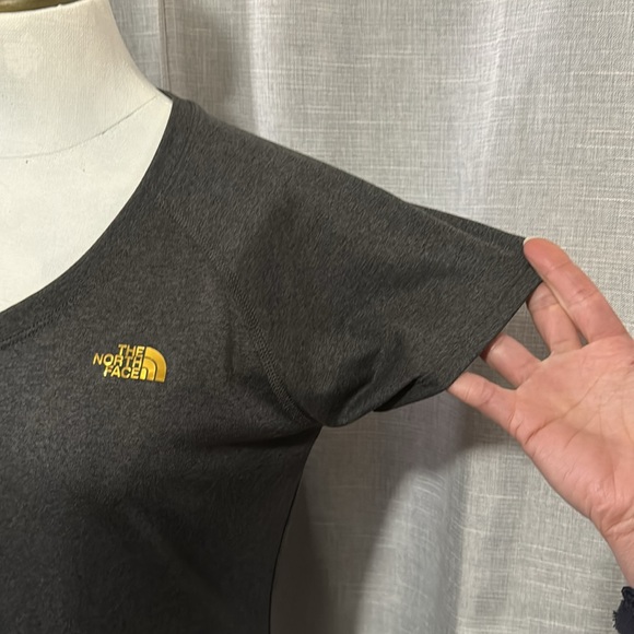 Like New The North Face Wmns Tee-Sz M-Charcoal/Gold Logo-Short Sleeve-Polyester - Picture 10 of 15